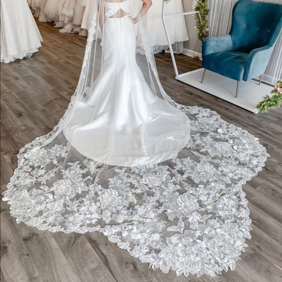 NWT Scalloped ivory lace edge cathedral veil - Picture 1 of 9